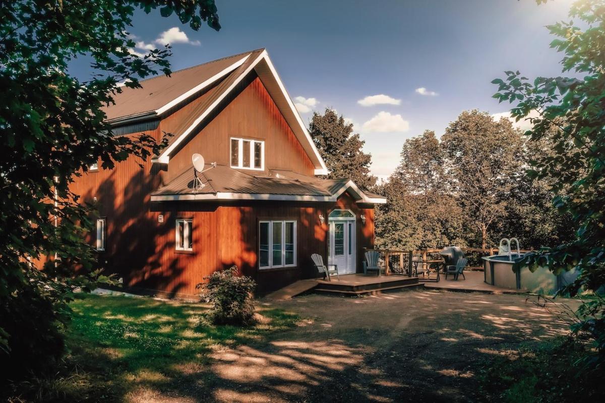 Cozy Chalet With Pool And Spa Villa Grenville-Sur-La-Rouge Exterior photo