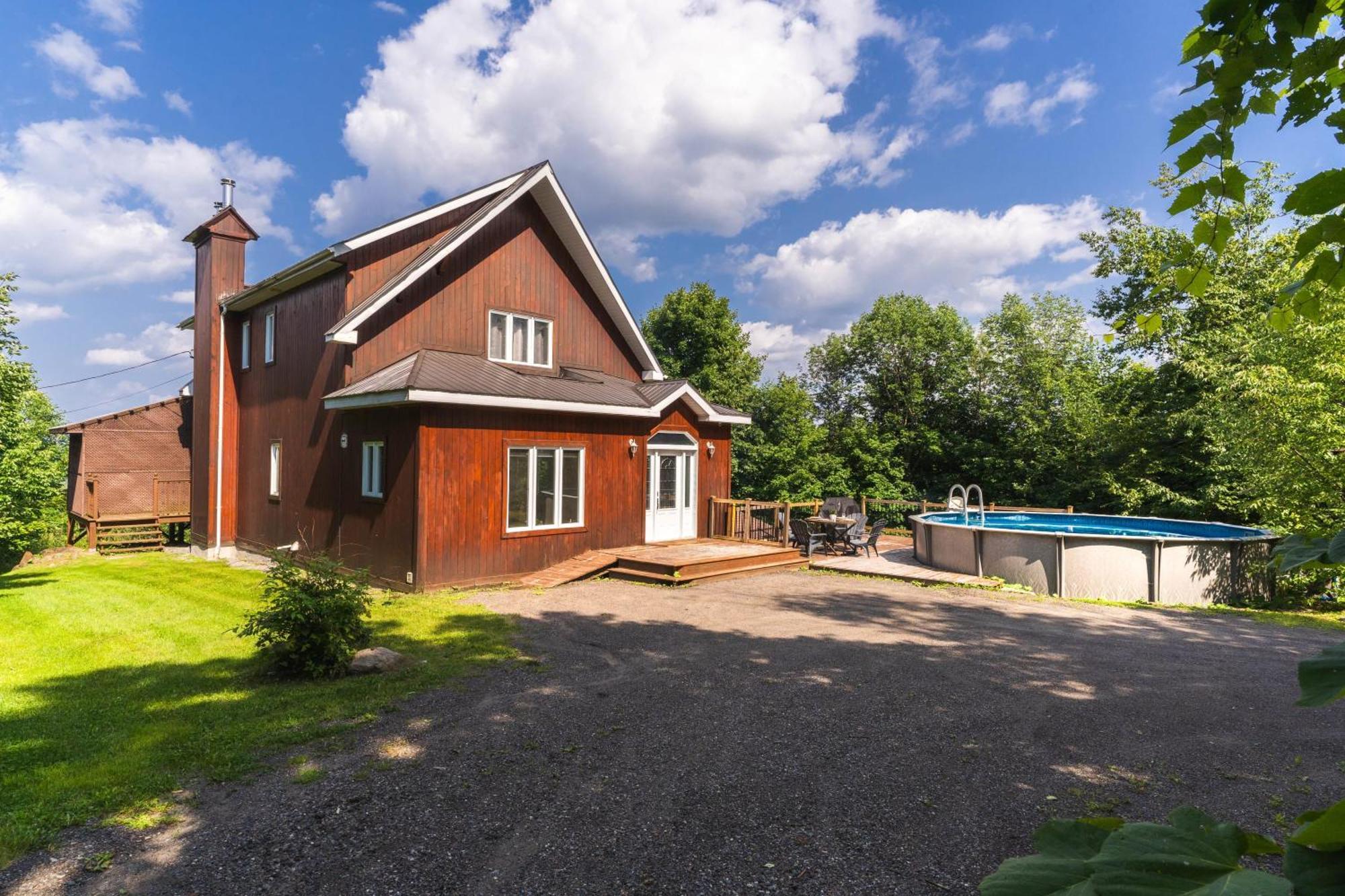 Cozy Chalet With Pool And Spa Villa Grenville-Sur-La-Rouge Exterior photo